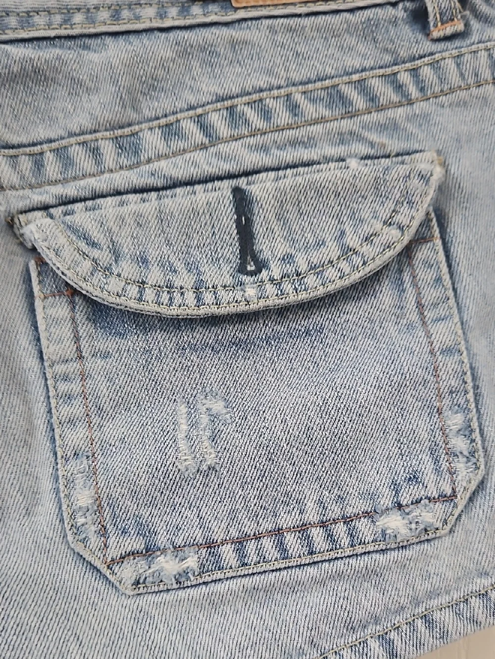 American Eagle | Y2K light denim shorts distressed flap-closure back pockets. 12 - Picture 5 of 13